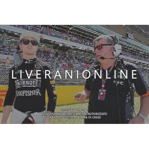 Nico Hulkenberg (GER) Sahara Force India F1 with Otmar Szafnauer (USA) Sahara Force India F1 Chief Operating Officer on the grid. 10.05.2015. Formula 1 World Championship, Rd 5, Spanish Grand Prix, Barcelona, Spain, Race Day. AG ALDO LIVERANI SAS ONLY ITALY