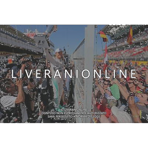Race winner Nico Rosberg (GER) Mercedes AMG F1 celebrates after the race with the fans. 10.05.2015. Formula 1 World Championship, Rd 5, Spanish Grand Prix, Barcelona, Spain, Race Day. AG ALDO LIVERANI SAS ONLY ITALY