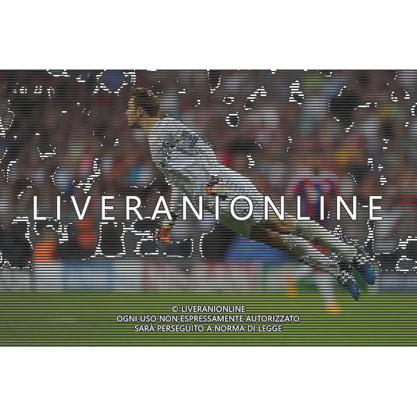 firo Fu§ball,Fussball, 12.05.2015 Uefa Champions League, CL, Saison 2014/2015 Halbfinale RŸckspiel, FC Bayern MŸnchen, Muenchen, FCB, - FC Barcelona, 3 : 2, ganze Figur, Manuel Neuer, Bayern, Einzelaktion, witz, humor, $worldrightsEs gelten unsere AGB, einsehbar auf www.firosportphoto.de copyright by firo sportphoto: Coesfelder Str.207 48249 DŸlmen www.firosportphoto.de mail@firosportphoto.de (V o l k s b a n k B o c h u m - W i t t e n ) BLZ.: 430 601 29 Kt. Nr.: 341 117 100 Tel:Ê 02594 - 9916004 Fax:Ê02594 - 9916005 AG ALDO LIVERANI SAS ONLY ITALY