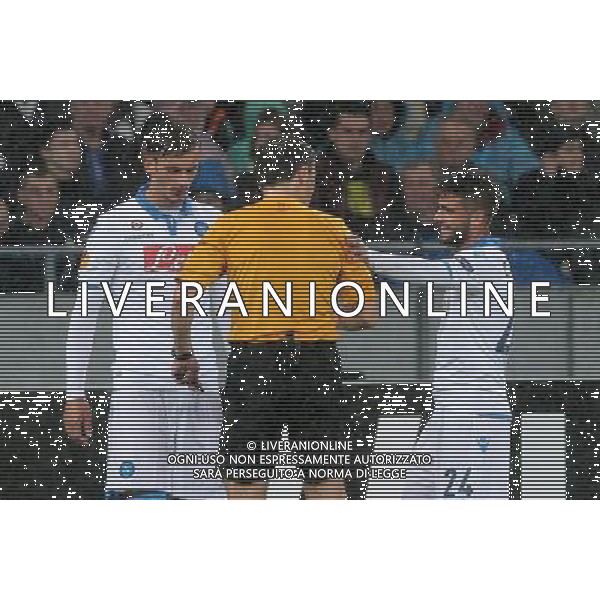 Dnipro - Napoli UEFA Europa League 2014/2015 Semifinale Ritorno Kiev 14.05.2015 Nella Foto: LORENZO INSIGNE E MANOLO GABBIADINI CON ARBITRO MAZIC ©Ag. Aldo Liverani Sas/AGENZIA ALDO LIVERANI Sas