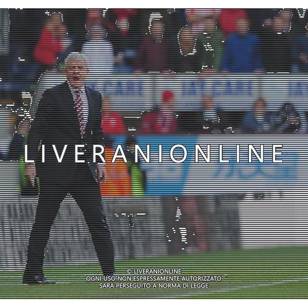 Stoke City manager Mark Hughes shouts instructions to his team from the dug-out Photographer Chris Vaughan/CameraSport Football - Barclays Premiership - Burnley v Stoke City - Saturday 16th May 2015 - Turf Moor - Burnley Â¬Â© CameraSport - 43 Linden Ave. Countesthorpe. Leicester. England. LE8 5PG - Tel: +44 (0) 116 277 4147 - admin@camerasport.com - www.camerasport.com AG ALDO LIVERANI SAS ONLY ITALY