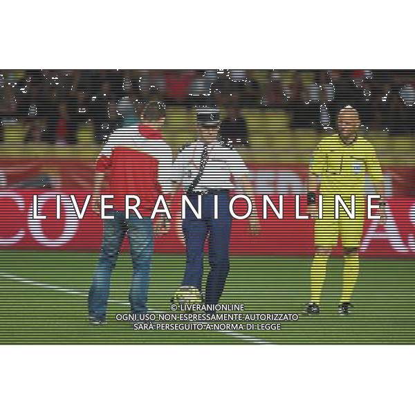 Coup d\'envoi par un gendarme au profit d\'une association d\'handicape - 16.05.2015 - Monaco / Metz - 37eme journee de Ligue 1 Photo : Serge Haouzi / Icon Sport AG ALDO LIVERANI SAS ONLY ITALY