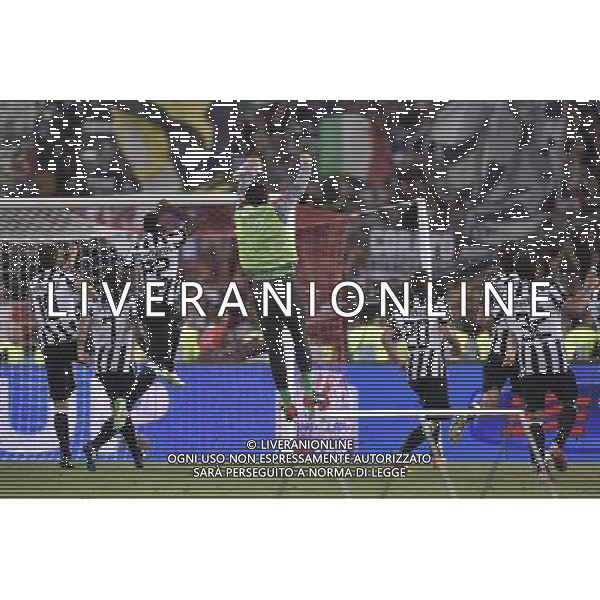 Roma - 20/05/2015 - Stadio Olimpico - Finale Tim Cup 2014-2015 - Juventus vs SS Lazio - nella foto: I giocatori della Juventue esultano con i tifosi a fine gara / Ph. Fabrizio Corradetti - Ag. Aldo Liverani Sas