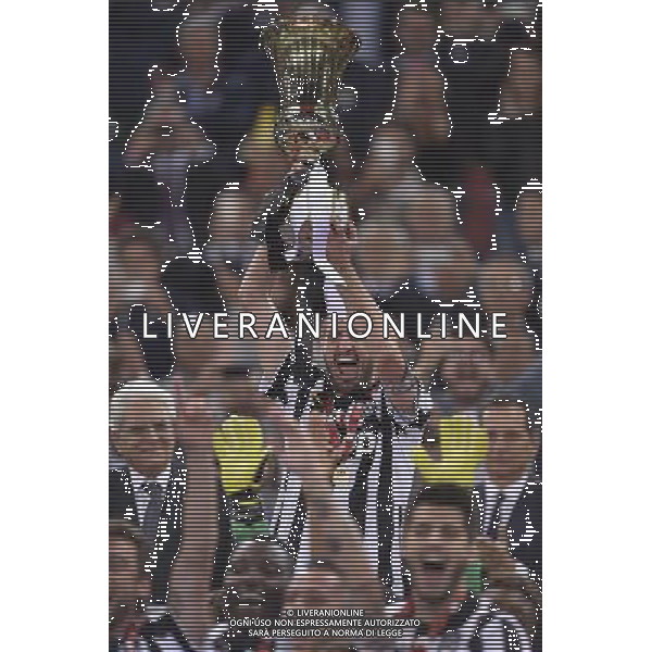 Roma - 20/05/2015 - Stadio Olimpico - Finale Tim Cup 2014-2015 - Juventus vs SS Lazio - nella foto: Giorgio Chiellini alza la Coppa Italia / Ph. Fabrizio Corradetti - Ag. Aldo Liverani Sas