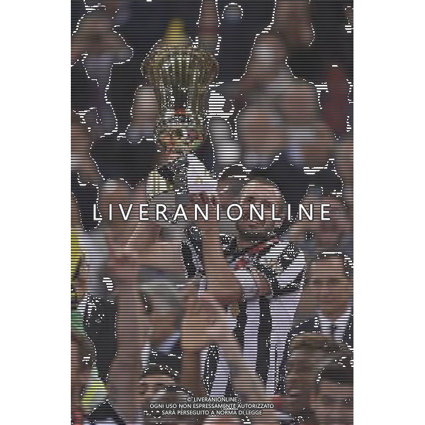 Roma - 20/05/2015 - Stadio Olimpico - Finale Tim Cup 2014-2015 - Juventus vs SS Lazio - nella foto: Giorgio Chiellini alza la Coppa Italia / Ph. Fabrizio Corradetti - Ag. Aldo Liverani Sas