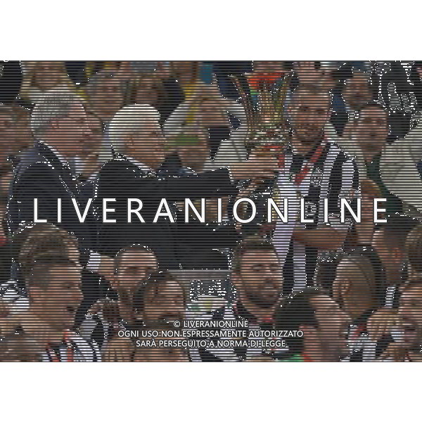 Coppa Italia TIM Cup 2014/2015 Finale Roma - 20.05.2015 Juventus-Lazio Nella Foto: giorgio chiellini riceve la coppa da sergio mattarella /Ph.Vitez-Ag. Aldo Liverani