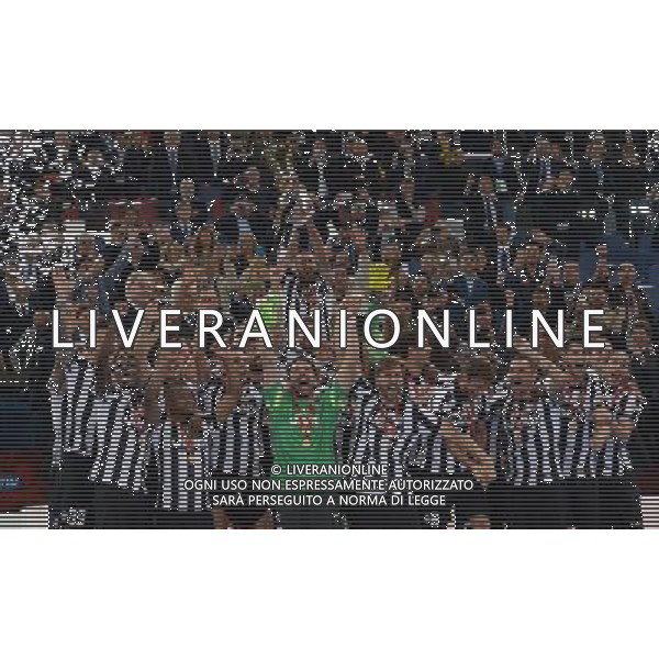 Coppa Italia TIM Cup 2014/2015 Finale Roma - 20.05.2015 Juventus-Lazio Nella Foto: giorgio chiellini alza la coppa /Ph.Vitez-Ag. Aldo Liverani