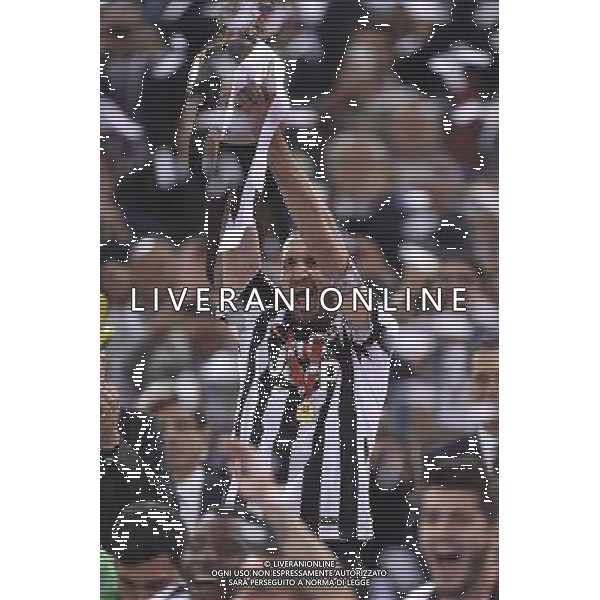 Roma - 20/05/2015 - Stadio Olimpico - Finale Tim Cup 2014-2015 - Juventus vs SS Lazio - nella foto: Giorgio Chiellini alza la Coppa Italia / Ph. Fabrizio Corradetti - Ag. Aldo Liverani Sas