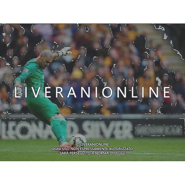 Manchester United\'s Victor Valdes in action during todays match Photographer Chris Vaughan/CameraSport Football - Barclays Premiership - Hull City v Manchester United - Sunday 24th May 2015 - Kingston Communications Stadium - Hull © CameraSport - 43 Linden Ave. Countesthorpe. Leicester. England. LE8 5PG - Tel: +44 (0) 116 277 4147 - admin@camerasport.com - www.camerasport.com AG ALDO LIVERANI SAS ONLY ITALY