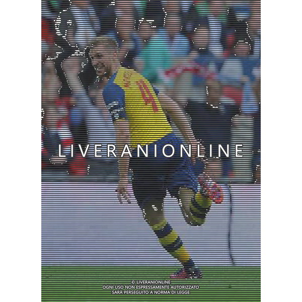 Arsenal\'s Per Mertesacker celebrates scoring his sides third goal Photographer Ian Cook/CameraSport Football - The FA Cup Final - Aston Villa v Arsenal - Saturday 30th May 2015 - Wembley - London © CameraSport - 43 Linden Ave. Countesthorpe. Leicester. England. LE8 5PG - Tel: +44 (0) 116 277 4147 - admin@camerasport.com - www.camerasport.com AG ALDO LIVERANI SAS ONLY ITALY
