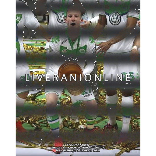 firo Fu§ball,Fussball, 30.05.2015 DFB Pokal Finale , Saison 2014/2015 BVB Borussia Dortmund - Vfl Wolfsburg 1:3 Pokalsieger Jubel mit TrophŠe Siegerehrung Maximilian Arnold $worldrightsEs gelten unsere AGB, einsehbar auf www.firosportphoto.de copyright by firo sportphoto: Coesfelder Str.207 48249 DŸlmen www.firosportphoto.de mail@firosportphoto.de (V o l k s b a n k B o c h u m - W i t t e n ) BLZ.: 430 601 29 Kt. Nr.: 341 117 100 Tel:Ê 02594 - 9916004 Fax:Ê02594 - 9916005 AG ALDO LIVERANI SAS ONLY ITALY