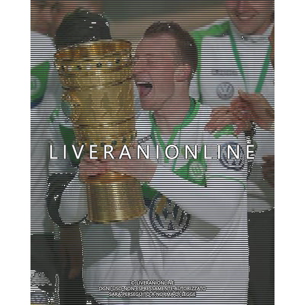 firo Fu§ball,Fussball, 30.05.2015 DFB Pokal Finale , Saison 2014/2015 BVB Borussia Dortmund - Vfl Wolfsburg 1:3 Pokalsieger Jubel mit TrophŠe Siegerehrung Maximilian Arnold $worldrightsEs gelten unsere AGB, einsehbar auf www.firosportphoto.de copyright by firo sportphoto: Coesfelder Str.207 48249 DŸlmen www.firosportphoto.de mail@firosportphoto.de (V o l k s b a n k B o c h u m - W i t t e n ) BLZ.: 430 601 29 Kt. Nr.: 341 117 100 Tel:Ê 02594 - 9916004 Fax:Ê02594 - 9916005 AG ALDO LIVERANI SAS ONLY ITALY