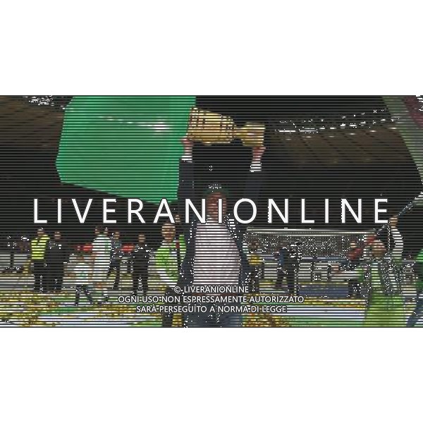 firo Fu§ball,Fussball, 30.05.2015 DFB Pokal Finale , Saison 2014/2015 BVB Borussia Dortmund - Vfl Wolfsburg 1:3 Pokalsieger Trainer Dieter Hecking Jubel mit Pokal TrophŠe vor Fans $worldrightsEs gelten unsere AGB, einsehbar auf www.firosportphoto.de copyright by firo sportphoto: Coesfelder Str.207 48249 DŸlmen www.firosportphoto.de mail@firosportphoto.de (V o l k s b a n k B o c h u m - W i t t e n ) BLZ.: 430 601 29 Kt. Nr.: 341 117 100 Tel:Ê 02594 - 9916004 Fax:Ê02594 - 9916005 AG ALDO LIVERANI SAS ONLY ITALY