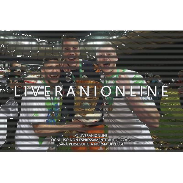 firo Fu§ball,Fussball, 30.05.2015 DFB Pokal Finale , Saison 2014/2015 BVB Borussia Dortmund - Vfl Wolfsburg 1:3 Pokalsieger Jubel Daniel Caligiuri , Diego Benaglio , Andre SchŸrrle TrophŠe Siegerehrung $worldrightsEs gelten unsere AGB, einsehbar auf www.firosportphoto.de copyright by firo sportphoto: Coesfelder Str.207 48249 DŸlmen www.firosportphoto.de mail@firosportphoto.de (V o l k s b a n k B o c h u m - W i t t e n ) BLZ.: 430 601 29 Kt. Nr.: 341 117 100 Tel:Ê 02594 - 9916004 Fax:Ê02594 - 9916005 , AG ALDO LIVERANI SAS ONLY ITALY