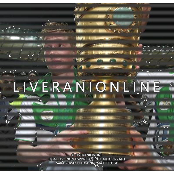 firo Fu§ball,Fussball, 30.05.2015 DFB Pokal Finale , Saison 2014/2015 BVB Borussia Dortmund - Vfl Wolfsburg 1:3 Pokalsieger Jubel Kevin De Bruyne TrophŠe $worldrightsEs gelten unsere AGB, einsehbar auf www.firosportphoto.de copyright by firo sportphoto: Coesfelder Str.207 48249 DŸlmen www.firosportphoto.de mail@firosportphoto.de (V o l k s b a n k B o c h u m - W i t t e n ) BLZ.: 430 601 29 Kt. Nr.: 341 117 100 Tel:Ê 02594 - 9916004 Fax:Ê02594 - 9916005 AG ALDO LIVERANI SAS ONLY ITALY