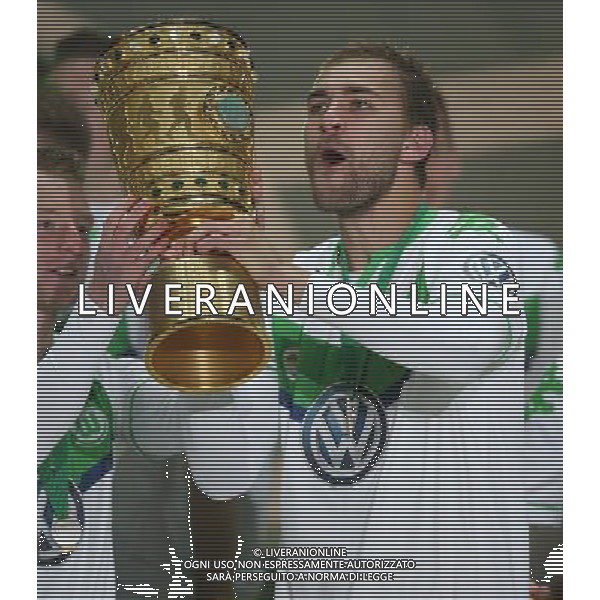 firo Fu§ball,Fussball, 30.05.2015 DFB Pokal Finale , Saison 2014/2015 BVB Borussia Dortmund - Vfl Wolfsburg 1:3 Pokalsieger Jubel Bas Dost mit TrophŠe $worldrightsEs gelten unsere AGB, einsehbar auf www.firosportphoto.de copyright by firo sportphoto: Coesfelder Str.207 48249 DŸlmen www.firosportphoto.de mail@firosportphoto.de (V o l k s b a n k B o c h u m - W i t t e n ) BLZ.: 430 601 29 Kt. Nr.: 341 117 100 Tel:Ê 02594 - 9916004 Fax:Ê02594 - 9916005 AG ALDO LIVERANI SAS ONLY ITALY