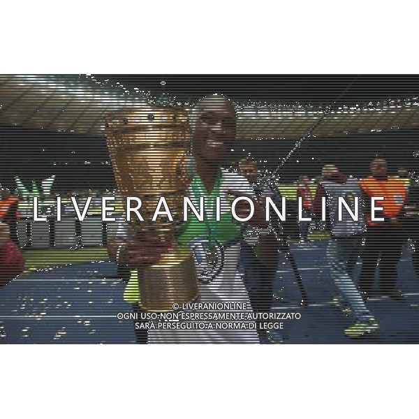 firo Fu§ball,Fussball, 30.05.2015 DFB Pokal Finale , Saison 2014/2015 BVB Borussia Dortmund - Vfl Wolfsburg 1:3 Pokalsieger Jubel Josuha Guilavogui mit TrophŠe $worldrightsEs gelten unsere AGB, einsehbar auf www.firosportphoto.de copyright by firo sportphoto: Coesfelder Str.207 48249 DŸlmen www.firosportphoto.de mail@firosportphoto.de (V o l k s b a n k B o c h u m - W i t t e n ) BLZ.: 430 601 29 Kt. Nr.: 341 117 100 Tel:Ê 02594 - 9916004 Fax:Ê02594 - 9916005 AG ALDO LIVERANI SAS ONLY ITALY