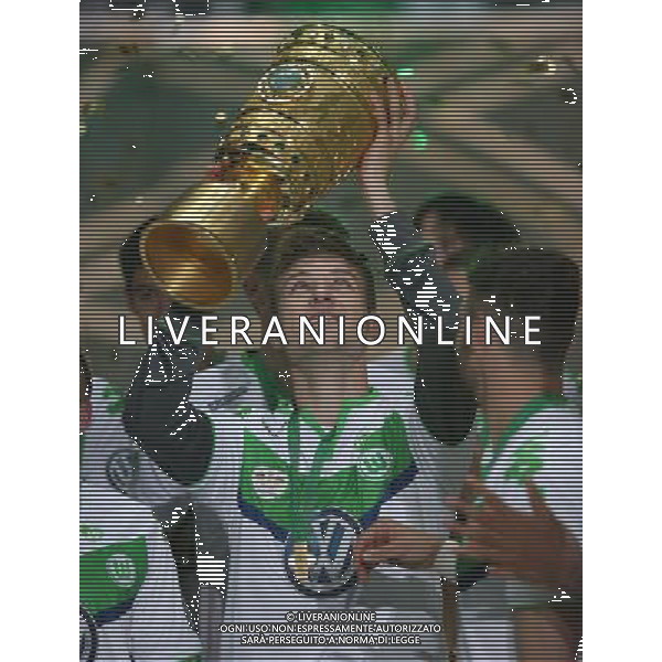 firo Fu§ball,Fussball, 30.05.2015 DFB Pokal Finale , Saison 2014/2015 BVB Borussia Dortmund - Vfl Wolfsburg 1:3 Pokalsieger Jubel Robin Knoche mit TrophŠe $worldrightsEs gelten unsere AGB, einsehbar auf www.firosportphoto.de copyright by firo sportphoto: Coesfelder Str.207 48249 DŸlmen www.firosportphoto.de mail@firosportphoto.de (V o l k s b a n k B o c h u m - W i t t e n ) BLZ.: 430 601 29 Kt. Nr.: 341 117 100 Tel:Ê 02594 - 9916004 Fax:Ê02594 - 9916005 AG ALDO LIVERANI SAS ONLY ITALY