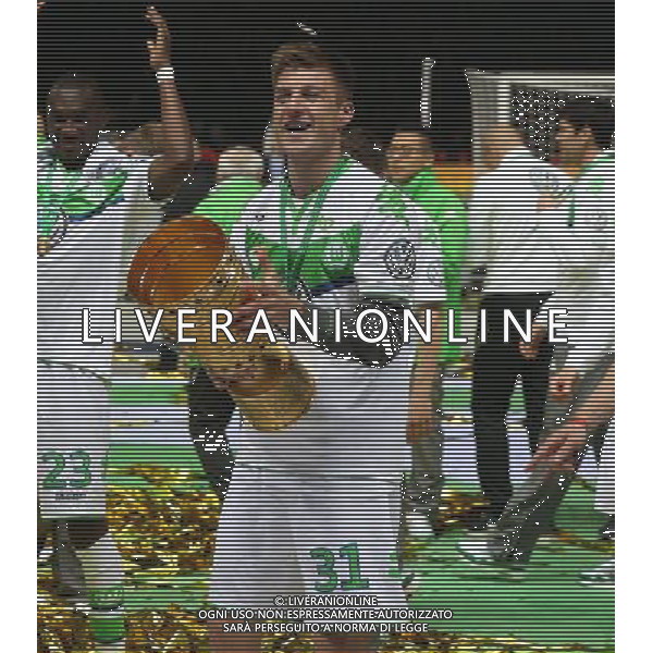firo Fu§ball,Fussball, 30.05.2015 DFB Pokal Finale , Saison 2014/2015 BVB Borussia Dortmund - Vfl Wolfsburg 1:3 Pokalsieger Jubel Robin Knoche TrophŠe $worldrightsEs gelten unsere AGB, einsehbar auf www.firosportphoto.de copyright by firo sportphoto: Coesfelder Str.207 48249 DŸlmen www.firosportphoto.de mail@firosportphoto.de (V o l k s b a n k B o c h u m - W i t t e n ) BLZ.: 430 601 29 Kt. Nr.: 341 117 100 Tel:Ê 02594 - 9916004 Fax:Ê02594 - 9916005 AG ALDO LIVERANI SAS ONLY ITALY
