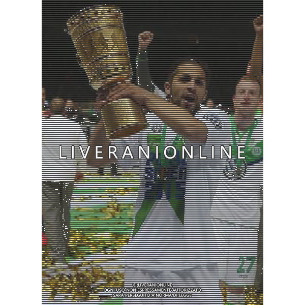 firo Fu§ball,Fussball, 30.05.2015 DFB Pokal Finale , Saison 2014/2015 BVB Borussia Dortmund - Vfl Wolfsburg 1:3 Pokalsieger Jubel Ricardo Rodr’guez TrophŠe $worldrightsEs gelten unsere AGB, einsehbar auf www.firosportphoto.de copyright by firo sportphoto: Coesfelder Str.207 48249 DŸlmen www.firosportphoto.de mail@firosportphoto.de (V o l k s b a n k B o c h u m - W i t t e n ) BLZ.: 430 601 29 Kt. Nr.: 341 117 100 Tel:Ê 02594 - 9916004 Fax:Ê02594 - 9916005 AG ALDO LIVERANI SAS ONLY ITALY