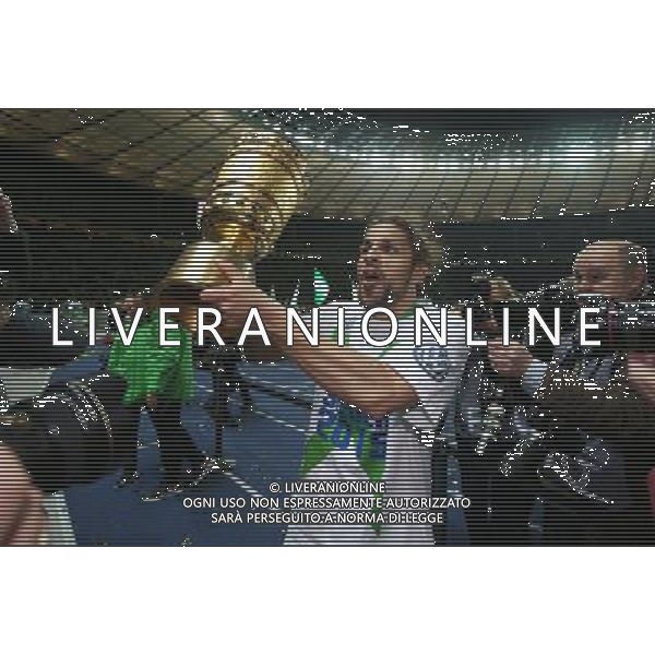 firo Fu§ball,Fussball, 30.05.2015 DFB Pokal Finale , Saison 2014/2015 BVB Borussia Dortmund - Vfl Wolfsburg 1:3 Pokalsieger Jubel Ricardo Rodr’guez TrophŠe $worldrightsEs gelten unsere AGB, einsehbar auf www.firosportphoto.de copyright by firo sportphoto: Coesfelder Str.207 48249 DŸlmen www.firosportphoto.de mail@firosportphoto.de (V o l k s b a n k B o c h u m - W i t t e n ) BLZ.: 430 601 29 Kt. Nr.: 341 117 100 Tel:Ê 02594 - 9916004 Fax:Ê02594 - 9916005 AG ALDO LIVERANI SAS ONLY ITALY