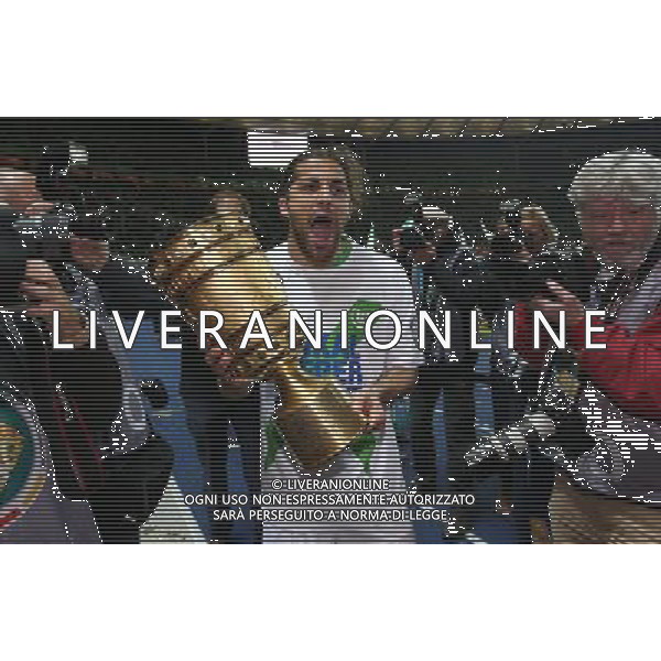firo Fu§ball,Fussball, 30.05.2015 DFB Pokal Finale , Saison 2014/2015 BVB Borussia Dortmund - Vfl Wolfsburg 1:3 Pokalsieger Jubel Ricardo Rodr’guez TrophŠe $worldrightsEs gelten unsere AGB, einsehbar auf www.firosportphoto.de copyright by firo sportphoto: Coesfelder Str.207 48249 DŸlmen www.firosportphoto.de mail@firosportphoto.de (V o l k s b a n k B o c h u m - W i t t e n ) BLZ.: 430 601 29 Kt. Nr.: 341 117 100 Tel:Ê 02594 - 9916004 Fax:Ê02594 - 9916005 AG ALDO LIVERANI SAS ONLY ITALY