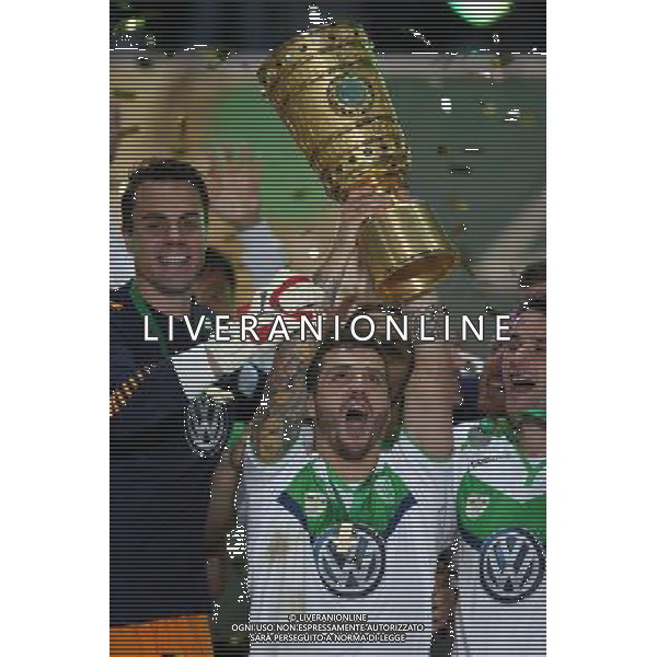 firo Fu§ball,Fussball, 30.05.2015 DFB Pokal Finale , Saison 2014/2015 BVB Borussia Dortmund - Vfl Wolfsburg 1:3 Jubel Vieirinha mit Pokal TrophŠe Siegerehrung Pokalsieger $worldrightsEs gelten unsere AGB, einsehbar auf www.firosportphoto.de copyright by firo sportphoto: Coesfelder Str.207 48249 DŸlmen www.firosportphoto.de mail@firosportphoto.de (V o l k s b a n k B o c h u m - W i t t e n ) BLZ.: 430 601 29 Kt. Nr.: 341 117 100 Tel:Ê 02594 - 9916004 Fax:Ê02594 - 9916005 AG ALDO LIVERANI SAS ONLY ITALY
