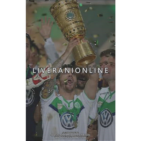 firo Fu§ball,Fussball, 30.05.2015 DFB Pokal Finale , Saison 2014/2015 BVB Borussia Dortmund - Vfl Wolfsburg 1:3 Jubel Vieirinha mit Pokal TrophŠe Siegerehrung Pokalsieger $worldrightsEs gelten unsere AGB, einsehbar auf www.firosportphoto.de copyright by firo sportphoto: Coesfelder Str.207 48249 DŸlmen www.firosportphoto.de mail@firosportphoto.de (V o l k s b a n k B o c h u m - W i t t e n ) BLZ.: 430 601 29 Kt. Nr.: 341 117 100 Tel:Ê 02594 - 9916004 Fax:Ê02594 - 9916005 AG ALDO LIVERANI SAS ONLY ITALY