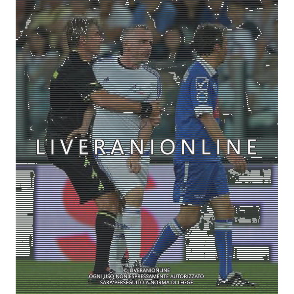 Partita del Cuore 2015 Nazionale Torino - 02.06.2015 Nazionale Cantanti vs Campioni per la Ricerca Nella Foto:rosetti ferma ramazzotti dopo uno scontro con barbarossa /Ph.Vitez-Ag. Aldo Liverani