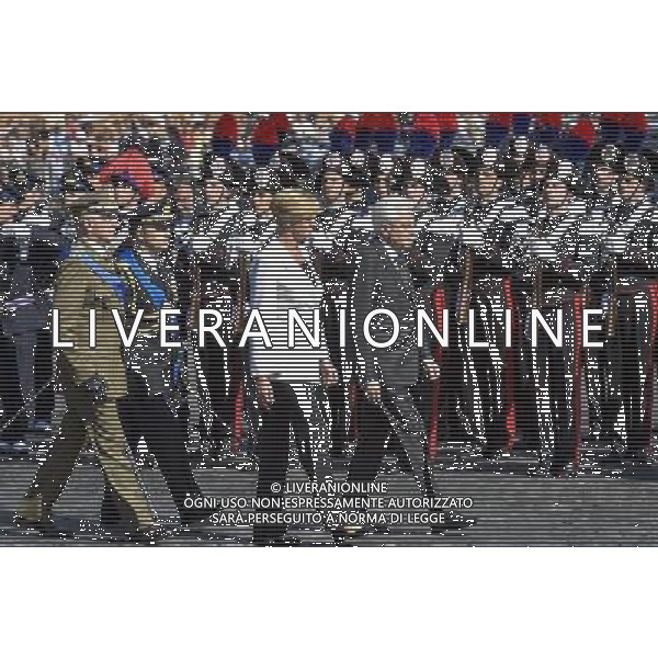 Roma - 02/06/2015 - Fori Imperiali - Celebrazioni del 69mo anniversario della Festa della Repubblica Italiana cerimoniale della parata militare a Roma 2 giugno 2015 - nella foto: Sergio Mattarella e il ministro della difesa Roberta Pinotti passano in rassegna le truppe a Piazza Venezia / Ph. Fabrizio Corradetti - Ag. Aldo Liverani Sas