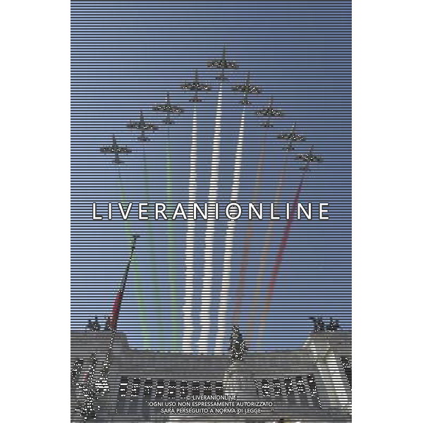 Roma - 02/06/2015 - Fori Imperiali - Celebrazioni del 69mo anniversario della Festa della Repubblica Italiana cerimoniale della parata militare a Roma 2 giugno 2015 - nella foto: Il passaggio delle Frecce Tricolori / Ph. Fabrizio Corradetti - Ag. Aldo Liverani Sas