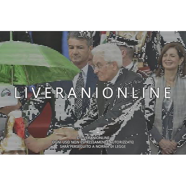 Roma - 02/06/2015 - Fori Imperiali - Celebrazioni del 69mo anniversario della Festa della Repubblica Italiana cerimoniale della parata militare a Roma 2 giugno 2015 - nella foto: Sergio Mattarella saluta un ragazzi con l\'ombrello colorato / Ph. Fabrizio Corradetti - Ag. Aldo Liverani Sas