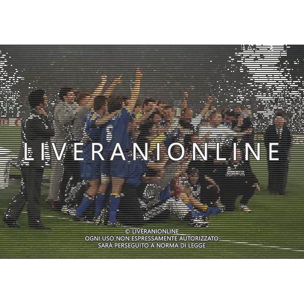 ROMA 22 MAGGIO 1996 FINALE DI CHAMPIONS LEAGUE JUVENTUS -AJAX NELLA FOTO I GIOCATORI DELLA JUVENTUS VENGONO PREMIATE CON LA COPPA DEI CAMPIONI AG ALDO LIVERANI SAS