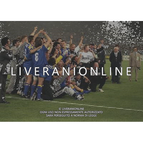 ROMA 22 MAGGIO 1996 FINALE DI CHAMPIONS LEAGUE JUVENTUS -AJAX NELLA FOTO I GIOCATORI DELLA JUVENTUS VENGONO PREMIATE CON LA COPPA DEI CAMPIONI AG ALDO LIVERANI SAS