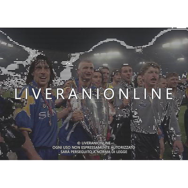 ROMA 22 MAGGIO 1996 FINALE DI CHAMPIONS LEAGUE JUVENTUS -AJAX NELLA FOTO MORENO TORRICELLI FABRIZIO RAVANELLI GIANLUCA MAROCCHI CON LA COPPA DEI CAMPIONI AG ALDO LIVERANI SAS