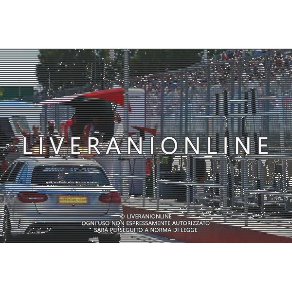 Lewis Hamilton (GBR) Mercedes AMG F1 celebrates his pole position in the FIA Medical Car. 06.06.2015. Formula 1 World Championship, Rd 7, Canadian Grand Prix, Montreal, Canada, Qualifying Day. /AGENZIA ALDO LIVERANI Sas - ITALY ONLY - EDITORIAL USE ONLY - Prove ufficiali