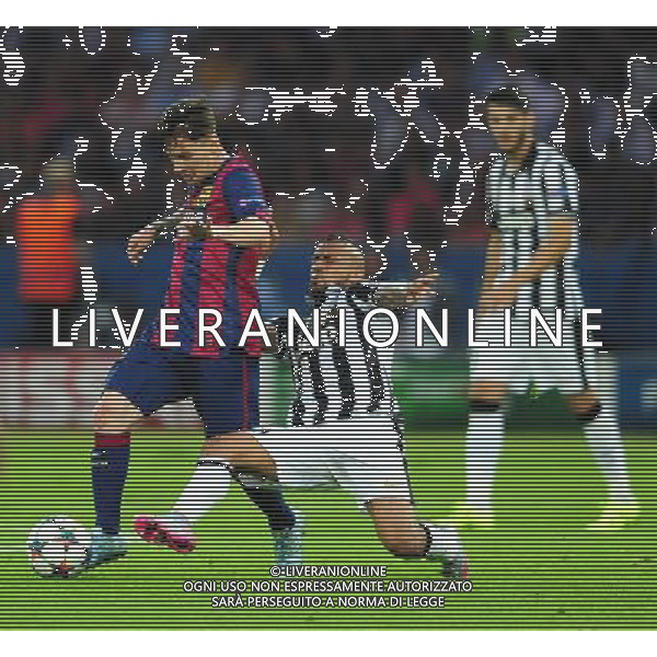 Barcelona\'s Lionel Messi is tackled by Juventus\' Arturo Vidal Photographer Chris Vaughan/CameraSport Football - UEFA Champions League Final - Juventus v Barcelona - Saturday 6th June 2015 - Olympiastadion - Berlin, Germany © CameraSport - 43 Linden Ave. Countesthorpe. Leicester. England. LE8 5PG - Tel: +44 (0) 116 277 4147 - admin@camerasport.com - www.camerasport.com /AGENZIA ALDO LIVERANI Sas - ITALY ONLY - EDITORIAL USE ONLY - Juventus - Barcellona UEFA Champions League 2014/2015 Finale Berlino - 06.06.2015
