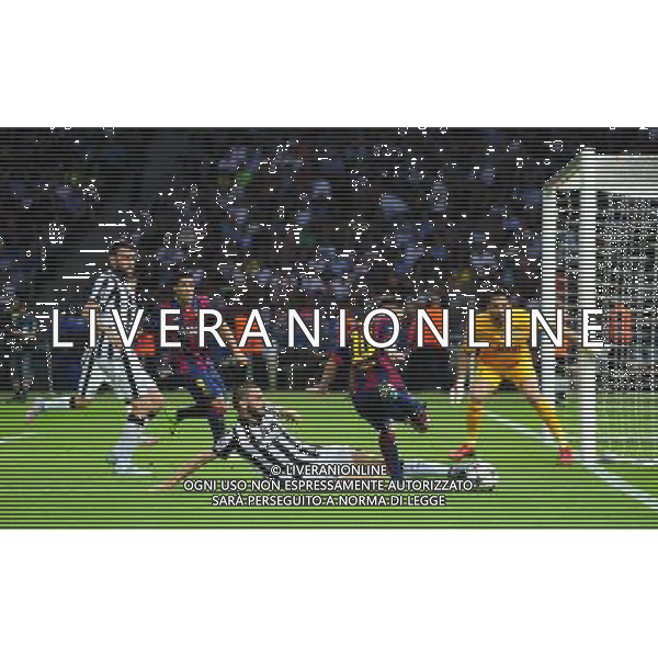 Juventus\' Andrea Barzagli slides in forcing Barcelona\'s Lionel Messi to run the ball out of play Photographer Chris Vaughan/CameraSport Football - UEFA Champions League Final - Juventus v Barcelona - Saturday 6th June 2015 - Olympiastadion - Berlin, Germany © CameraSport - 43 Linden Ave. Countesthorpe. Leicester. England. LE8 5PG - Tel: +44 (0) 116 277 4147 - admin@camerasport.com - www.camerasport.com /AGENZIA ALDO LIVERANI Sas - ITALY ONLY - EDITORIAL USE ONLY - Juventus - Barcellona UEFA Champions League 2014/2015 Finale Berlino - 06.06.2015