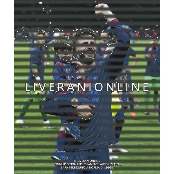 Barcelona\'s Gerard Pique celebrates with his young child after winning the Champions League Photographer Chris Vaughan/CameraSport Football - UEFA Champions League Final - Juventus v Barcelona - Saturday 6th June 2015 - Olympiastadion - Berlin, Germany Â© CameraSport - 43 Linden Ave. Countesthorpe. Leicester. England. LE8 5PG - Tel: +44 (0) 116 277 4147 - admin@camerasport.com - www.camerasport.com AG ALDO LIVERANI SAS ONLY ITALY