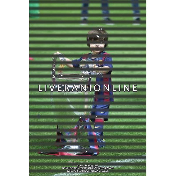 BERLIN 06.06.2015 FINALOWY MECZ LIGA MISTRZOW SEZON 2014/15: JUVENTUS TURYN - FC BARCELONA 1:2 --- UEFA CHAMPIONS LEAGUE FINAL MATCH: JUVENTUS TURIN - FC BARCELONA 1:2 MILAN PIQUE FOT. PIOTR KUCZA/NEWSPIX.PL --- Newspix.pl PUCHAR TROFEUM AG ALDO LIVERANI SAS ONLY ITALY *** Local Caption *** www.newspix.pl mail us: info@newspix.pl call us: 0048 022 23 22 222 --- Polish Picture Agency by Ringier Axel Springer Poland