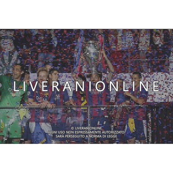 BERLIN 06.06.2015 FINALOWY MECZ LIGA MISTRZOW SEZON 2014/15: JUVENTUS TURYN - FC BARCELONA 1:2 --- UEFA CHAMPIONS LEAGUE FINAL MATCH: JUVENTUS TURIN - FC BARCELONA 1:2 PILKARZE BARCELONY DANIEL ALVES FOT. PIOTR KUCZA/NEWSPIX.PL --- Newspix.pl PUCHAR TROFEUM AG ALDO LIVERANI SAS ONLY ITALY *** Local Caption *** www.newspix.pl mail us: info@newspix.pl call us: 0048 022 23 22 222 --- Polish Picture Agency by Ringier Axel Springer Poland