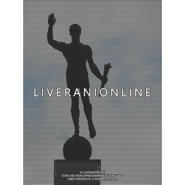 HANNOVER 2015 NELLA FOTO MONUMENTO DELL\'UOMO CON LA TORCIA in riva al Maschsee AG ALDO LIVERANI SAS