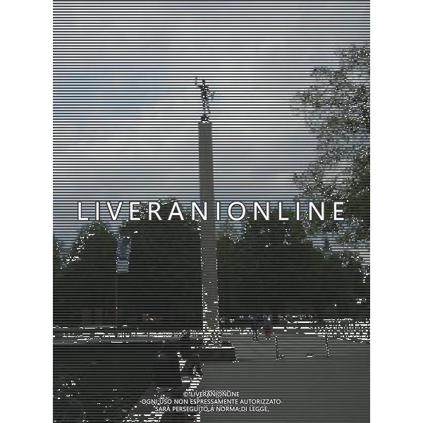 HANNOVER 2015 NELLA FOTO MONUMENTO DELL\'UOMO CON LA TORCIA in riva al Maschsee AG ALDO LIVERANI SAS