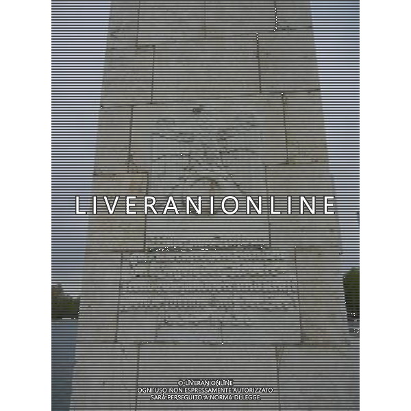 HANNOVER 2015 NELLA FOTO MONUMENTO DELL\'UOMO CON LA TORCIA in riva al Maschsee AG ALDO LIVERANI SAS