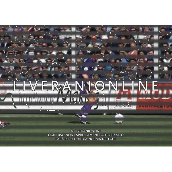 RETROSPETTIVA AMORUSO LORENZO CALCIATORE NELLA FOTO AMORUSO LORENZO CON LA MAGLIA DELLA FIORENTINA AG ALDO LIVERANI SAS