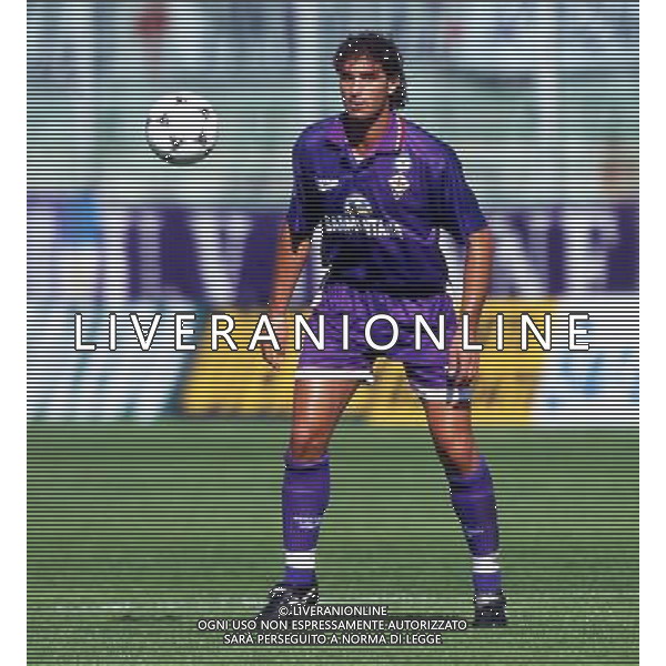 RETROSPETTIVA AMORUSO LORENZO CALCIATORE NELLA FOTO AMORUSO LORENZO CON LA MAGLIA DELLA FIORENTINA AG ALDO LIVERANI SAS