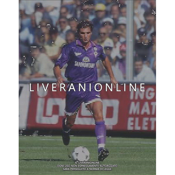 RETROSPETTIVA AMORUSO LORENZO CALCIATORE NELLA FOTO AMORUSO LORENZO CON LA MAGLIA DELLA FIORENTINA AG ALDO LIVERANI SAS