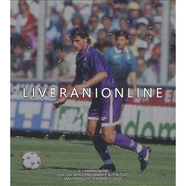 RETROSPETTIVA AMORUSO LORENZO CALCIATORE NELLA FOTO AMORUSO LORENZO CON LA MAGLIA DELLA FIORENTINA AG ALDO LIVERANI SAS