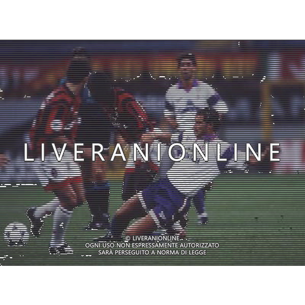RETROSPETTIVA AMORUSO LORENZO CALCIATORE NELLA FOTO AMORUSO LORENZO CON LA MAGLIA DELLA FIORENTINA AG ALDO LIVERANI SAS