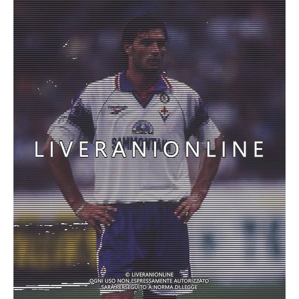 RETROSPETTIVA AMORUSO LORENZO CALCIATORE NELLA FOTO AMORUSO LORENZO CON LA MAGLIA DELLA FIORENTINA AG ALDO LIVERANI SAS